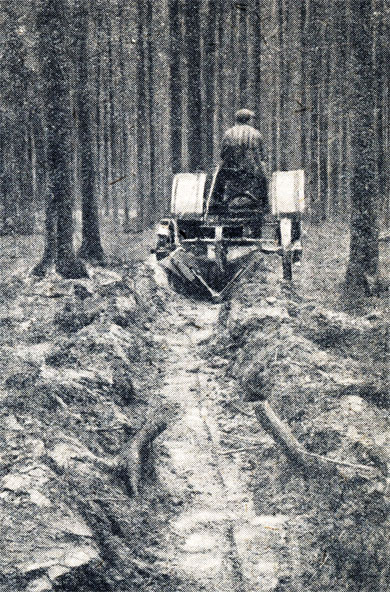 Рис. 144. Двухотвальный тракторный лесной плуг во время работы. Ленинградская область